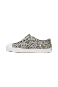 Angled view of a Native Shoes Kids Jefferson Print Kids | Slkgry/Shlwht/Vetcamo Footwear in Slkgry/Shlwht/Vetcamo