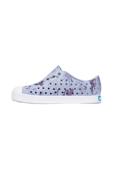 Angled view of a Native Shoes Kids Jefferson Print Kids | Skwybl/Shlwht/Twrlhorses Footwear in Skwybl/Shlwht/Twrlhorses