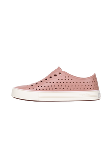 Angled view of a Native Shoes Jefferson Arc Wanderfoam | Caypnk/Whsprwht Footwear in Caypnk/Whsprwht